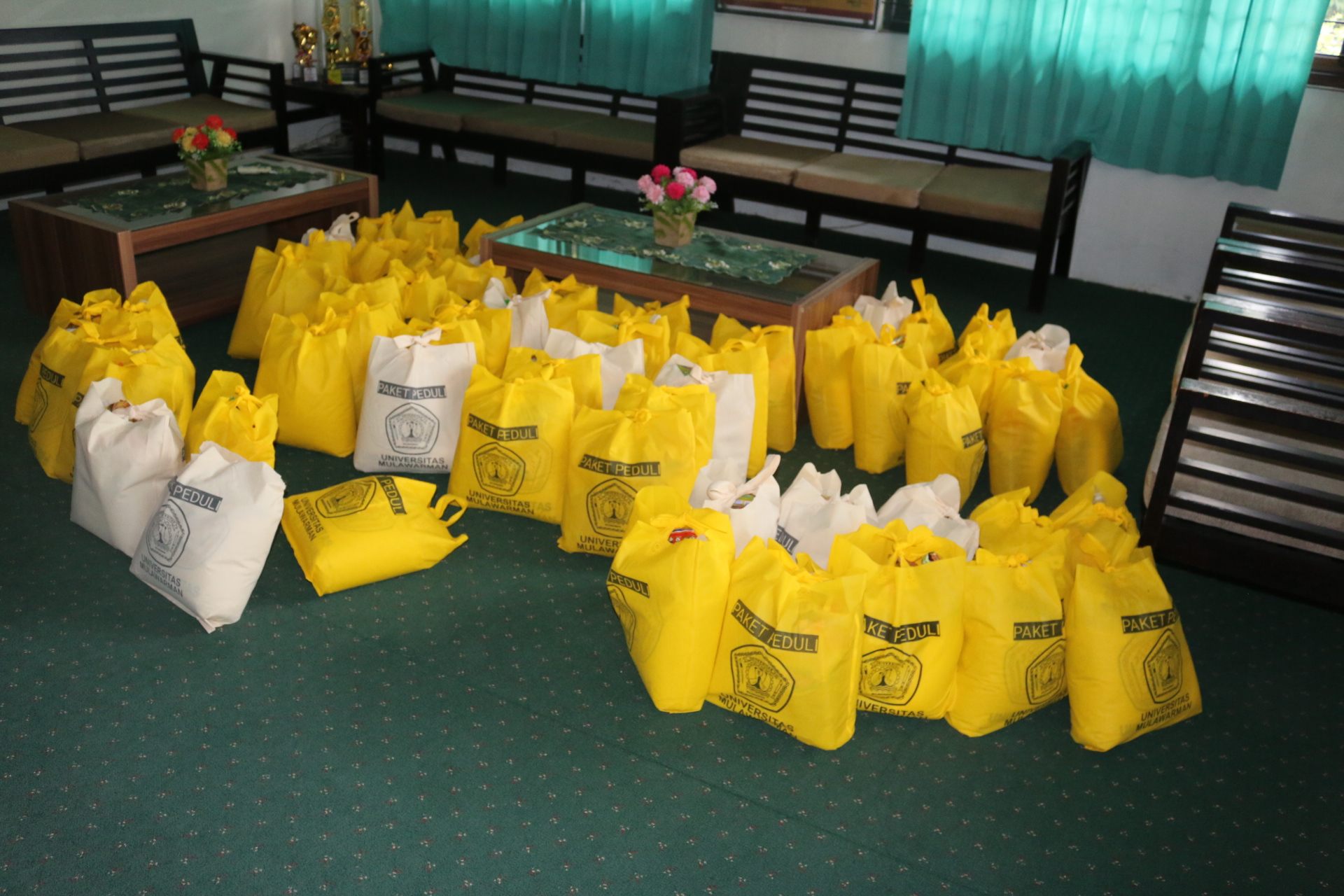 Fakultas Pertanian Bagikan Paket Bantuan Sembako