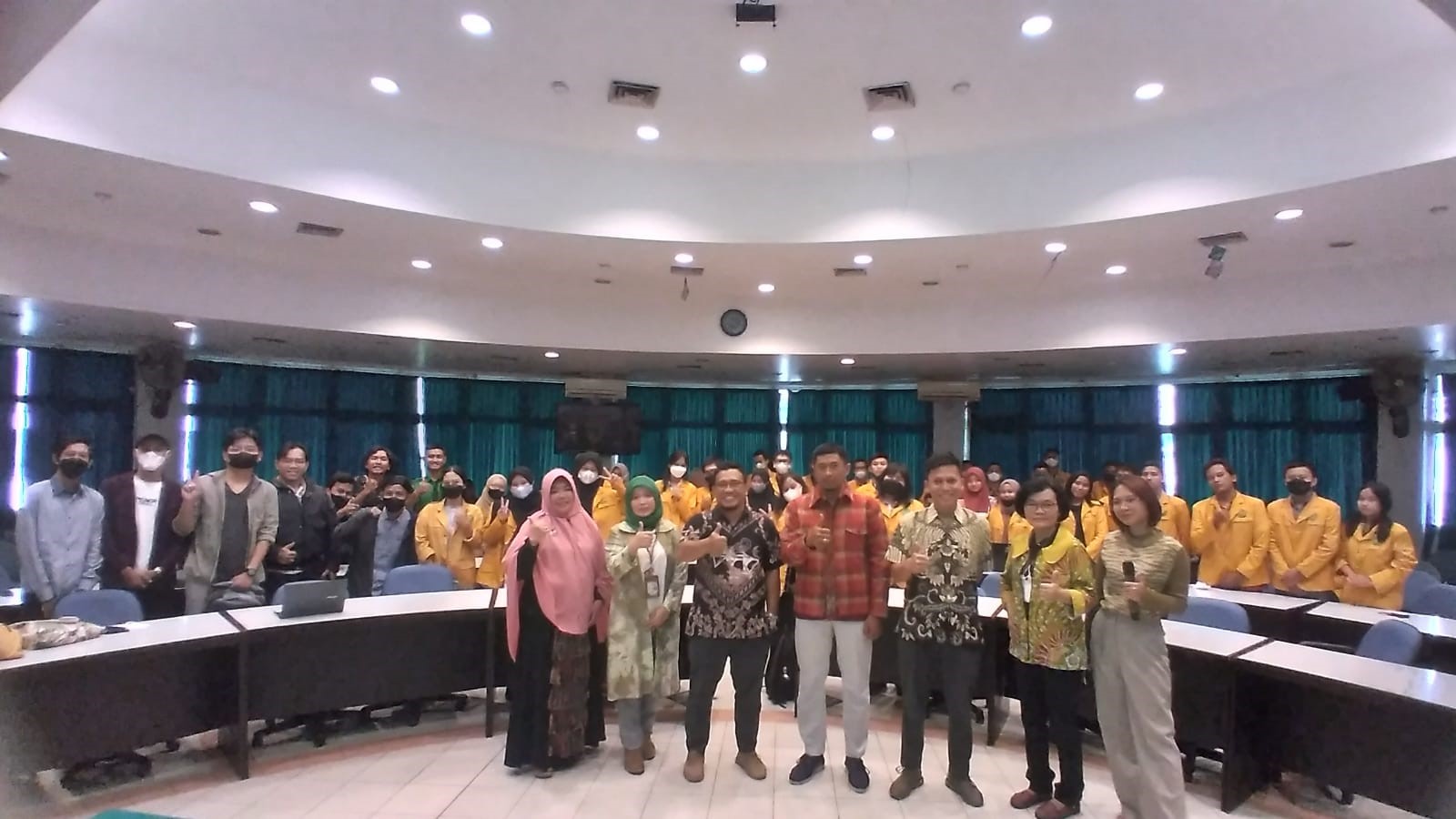 Kuliah Tamu Program Matching Fund Kedaireka Digitalisasi Kandang Ayam Pintar Berbasis Internet of Things (IoT)