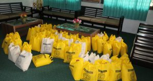 Fakultas Pertanian Bagikan Paket Bantuan Sembako